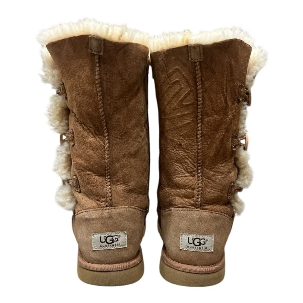 UGG hug your